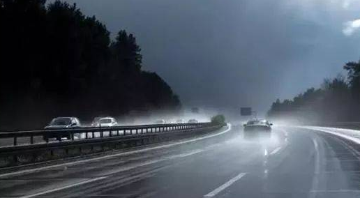 福州汽車救援提醒：雷雨天如何安全行車